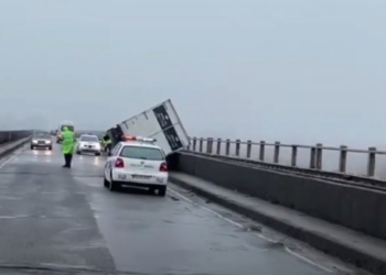 Era e fortë vështirëson lëvizjen në Lezhë-Milot, kamioni përmbyset në anë të urës