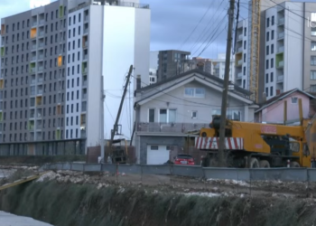 Gjykata Komerciale vlerëson se shtyrja e punimeve në rrugën A është në kundërshtim me interesin e publikut