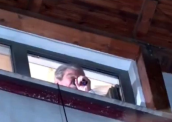 Berisha u flet demokratëve nga dritarja e banesës