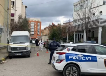 Dy të vrarë me armë në Tiranë, vëllai vret vëllanë, më pas vetëvritet
