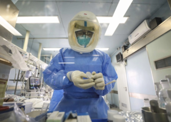 Rikthehet bartja e maskave në disa spitale në SHBA për shkak të COVID-it