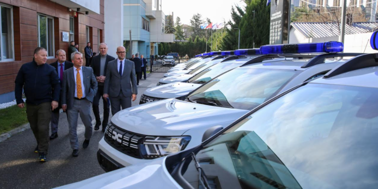 Policia e Kosovës pranon donacion vetura dhe pajisje teknologjike nga Gjermania