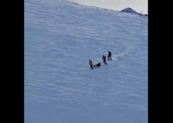 Skijatori thyen këmbën në Brezovicë, transportohet drejt ambulancës nga disa persona