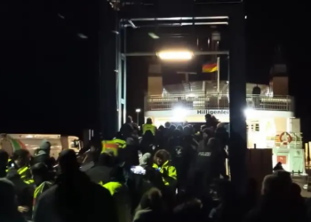 Fermerët e zemëruar gjermanë bllokojnë zëvendëskancelarin dhe gruan e tij në traget