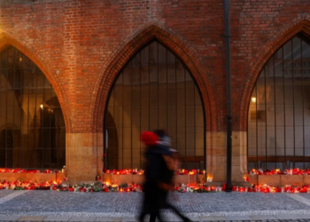 Universiteti i Karlit rihap dyert një muaj pas të shtënave masive