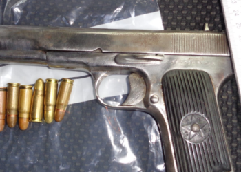 Policia i gjen armë dhe një thikë luftarake të miturit në veturë