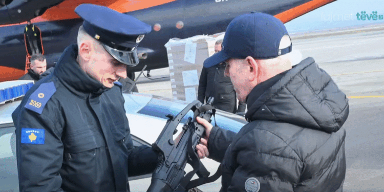 Pajisja me armë të gjata e policëve patrullues, konsiderohet se ndikon në uljen e rasteve kriminale