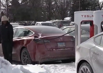 Teslat braktisen në mes të rrugës pasi i ftohti ekstrem shkarkon bateritë