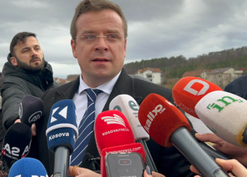 Avokati serb bën homazhe në Prekaz, la një mesazh në varrin e Blerina Jasharit