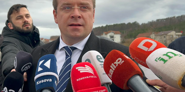 Avokati serb bën homazhe në Prekaz, la një mesazh në varrin e Blerina Jasharit