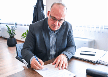 Bulliqi merr vendim, ndalohet posedimi i telefonit gjatë procesit mësimor