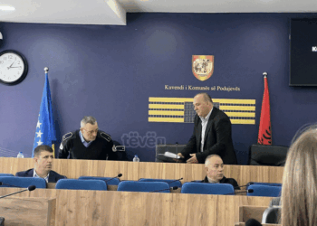 Komuna e Podujevës, fillon mbledhjen me një minutë heshtje për vrasjen e 18-vjeçarit