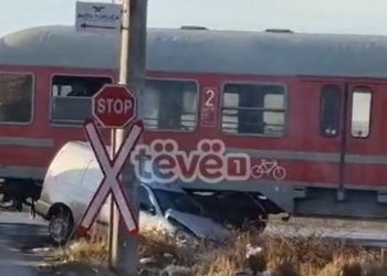 Aksident mes trenit dhe veturës në Fushë-Kosovë