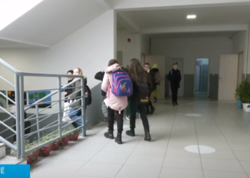 Iu ndërrua orari, prindërit s’i dërgojnë fëmijët në shkollë