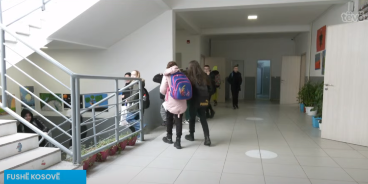 Iu ndërrua orari, prindërit s’i dërgojnë fëmijët në shkollë