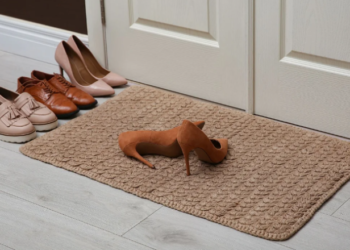 A duhet t’i kërkoni mysafirëve të heqin këpucët te dera?