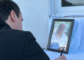 Kurti ngushëllon familjen e shkrimtarit Adem Gashi