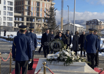 Krerët e shtetit bëjnë homazhe te varri i ish-presidentit Rugova