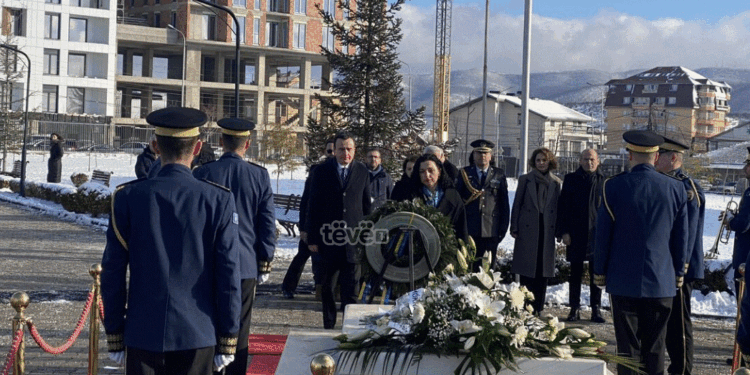 Krerët e shtetit bëjnë homazhe te varri i ish-presidentit Rugova