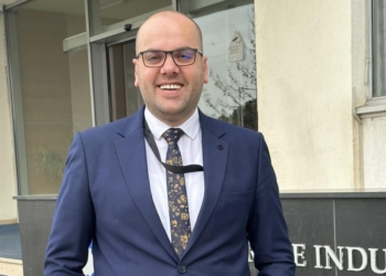 Hajdari shkarkon zyrtarin për cilësi dhe produkteve të naftës, ky thotë se u kërcënua nga ministrja