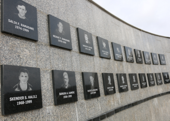 Osmani, Konjufca e Kurti sot bëjnë homazhe në Reçak