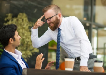 ​Veprimet që i bëjnë shefat me inteligjencë të ulët sociale