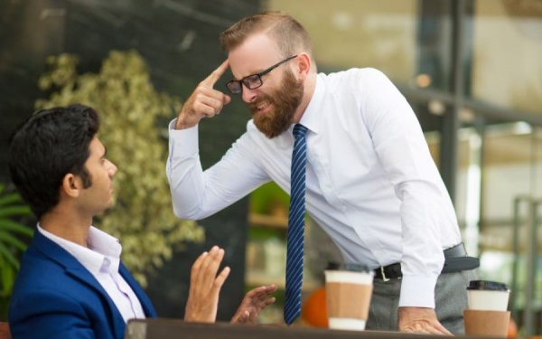 Veprimet që i bëjnë shefat me inteligjencë të ulët sociale