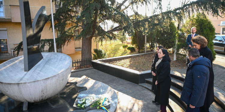 Osmani kujton gazetarin Enver Maloku në 25-vjetorin e vdekjes