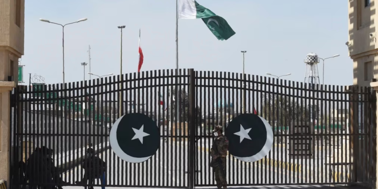 Një sulmues në Iran vret 9 persona afër kufirit me Pakistanin