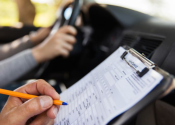 Përjashtohen tre ekzaminerë, dyshohen për keqpërdorime me patentë shoferë