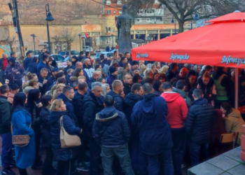 Vazhdon mbledhja e nënshkrimeve për shkarkimin e kryetarit të Leposaviqit