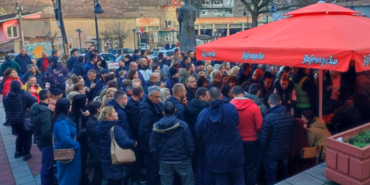 Vazhdon mbledhja e nënshkrimeve për shkarkimin e kryetarit të Leposaviqit