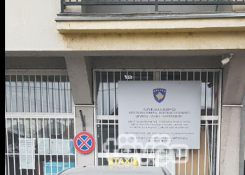 Largohet pllaka me logo të Serbisë, vendoset ajo e Kosovës në QPS në veri të Mitrovicës