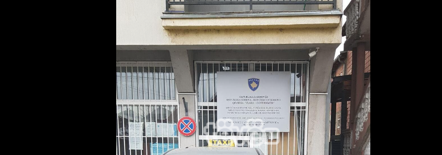 Largohet pllaka me logo të Serbisë, vendoset ajo e Kosovës në QPS në veri të Mitrovicës