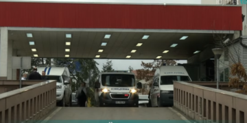 Rasti i 18 vjeçarit u raportua si përleshje me thikë, në intensivë thonë se nuk është evidentuar therrje