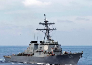 Rebelët Huthi gjuajnë raketë drejt një luftanijeje amerikane në Detin e Kuq