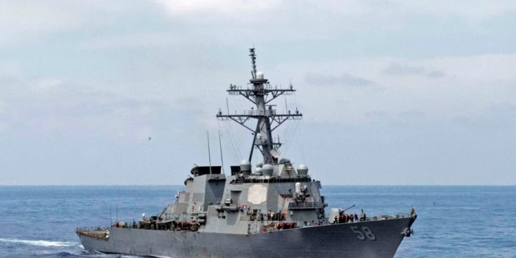 Rebelët Huthi gjuajnë raketë drejt një luftanijeje amerikane në Detin e Kuq