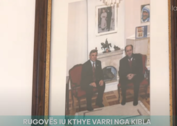 “20 hoxhallarë ia falen xhenazen”-Sfirca zbulon detaje interesante të ceremonisë së varrimit të Rugovës