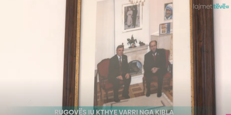 “20 hoxhallarë ia falen xhenazen”-Sfirca zbulon detaje interesante të ceremonisë së varrimit të Rugovës