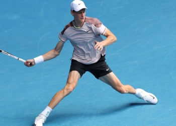 Sinner bën mrekullinë në Australian Open, eliminon Djokovic dhe prek finalen