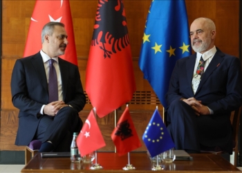 Rama takon kryediplomatin turk, Hakan Fidan