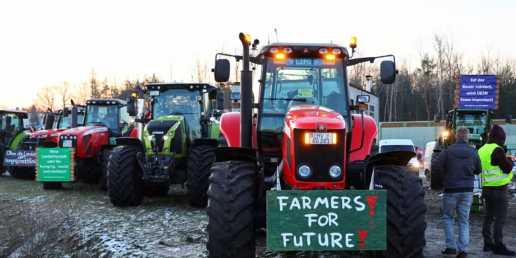 Bujqit gjermanë i bllokojnë rrugët për të protestuar kundër ndaljes së subvencioneve