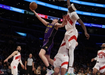 Lakers fiton ndeshjen spektakolare ndaj Raptors me një pikë diferencë