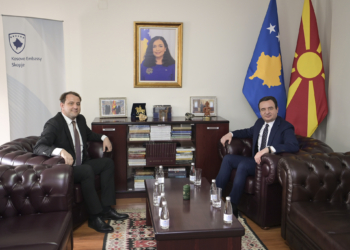 Kurti vizitoi Ambasadën e Kosovës në Shkup