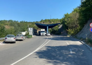 Bllokohen kamionët në Jarinjë, shkak mosfunksionimi i doganës serbe 