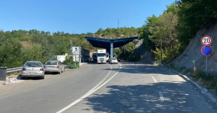 Bllokohen kamionët në Jarinjë, shkak mosfunksionimi i doganës serbe 
