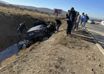Aksident i rëndë trafiku te “Kroni i Mbretit”, vetura përfundon jashtë rrugës