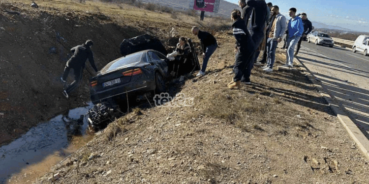 Aksident i rëndë trafiku te “Kroni i Mbretit”, vetura përfundon jashtë rrugës