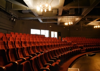 Përfundojnë punimet renovuese në amfiteatrin e Pallatit të Rinisë