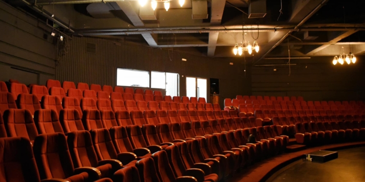 Përfundojnë punimet renovuese në amfiteatrin e Pallatit të Rinisë